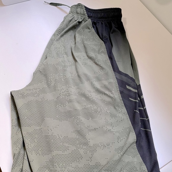 Men’s Under Armour athletic shorts sz.S - Picture 5 of 7